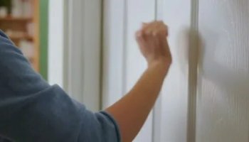 Звуки стуков в дверь