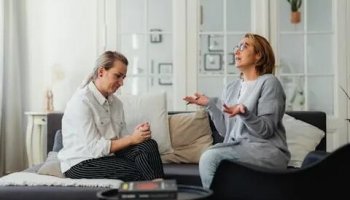 Звуки разговора в помещении