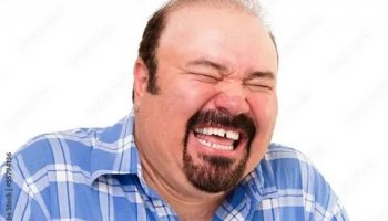 Звуки мужского смеха