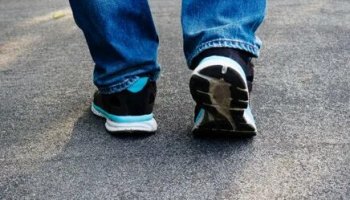 Звуки шагов по асфальту