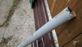 Звуки удара металлической трубой