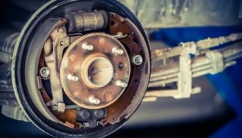 Звуки тормозов машины