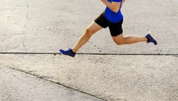 Звуки бега по бетону