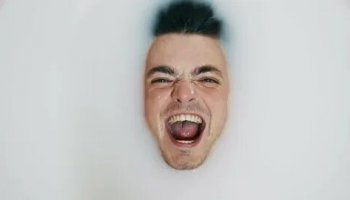 Звуки безумного смеха, криков