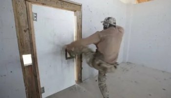 Звуки выбивания двери