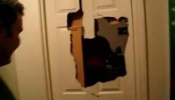 Звуки выбитой двери