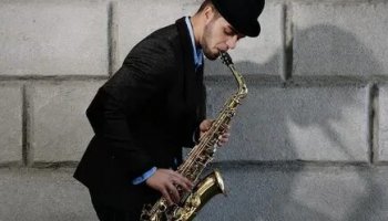 Звуки саксофона