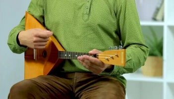 Звуки игры на балалайке