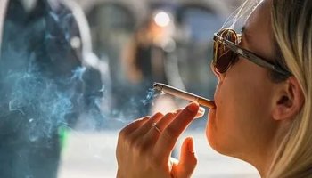 Звуки курения сигареты