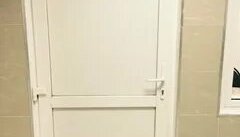 Звуки пластиковой двери